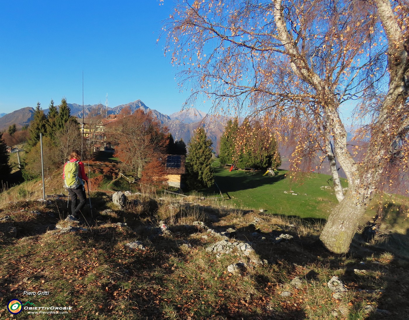 46 Ci abbassiamo al pianoro del Rifugio-Ristorante Monte Poieto.JPG